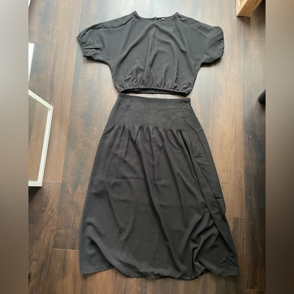 Crop Top and Pleated Skirt Set - Picture 3 of 5